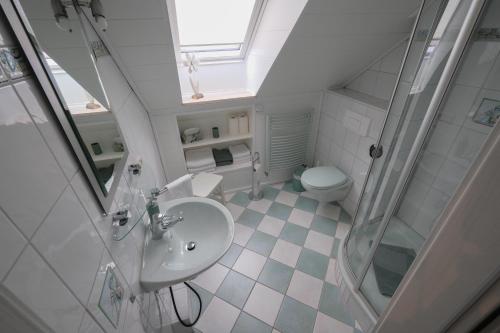 een badkamer met een wastafel en een toilet bij Casa alla Torre in Vollersode
