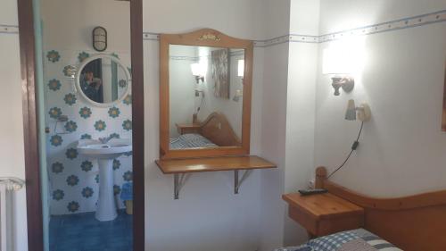  Residencia Aldosa -  Room  picture :   Shower    Bath    TV                           