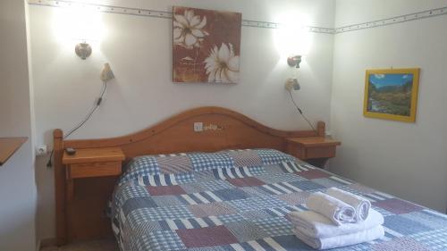  Residencia Aldosa -  Room  picture :   Shower    Bath    TV                           