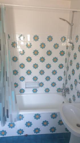  Residencia Aldosa -  Room  picture :   Shower    Bath    TV                           