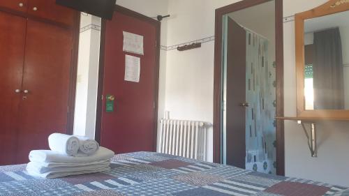  Residencia Aldosa -  Room  picture :   Shower    Bath    TV                           