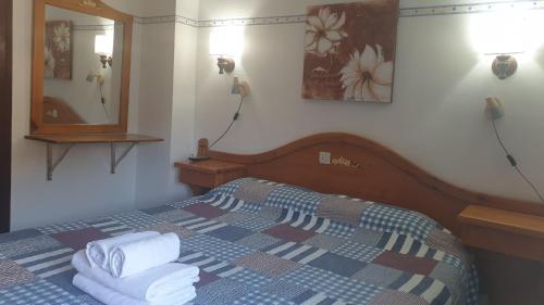  Residencia Aldosa -  Room  picture :   Shower    Bath    TV                           