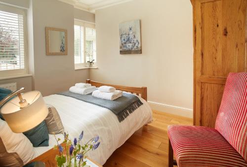 een slaapkamer met een bed met handdoeken erop bij Wynfield in Bakewell