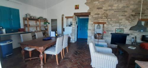 La Teulera في أغير: غرفة معيشة مع طاولة وكراسي خشبية