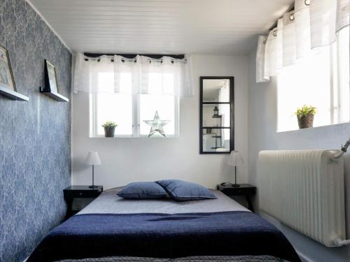 sypialnia z łóżkiem i 2 oknami w obiekcie Holiday home KUNGSHAMN XIV w mieście Kungshamn