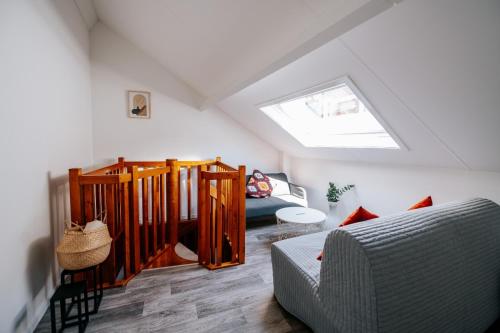 - un salon avec un canapé et une fenêtre dans l'établissement Logies by Suzan, à Hasselt