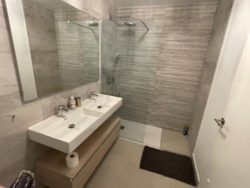 CASA CASU NEW STUNNING 3 BED RAISED GROUND FLOOR APARTMENT & HUGE BALCONY WITH SEA POOL & MOUNTAIN VIEW INDOOR & OUTDOOR SWIMMING POOLS & GYM WALKING DISTANCE TO BEACH PORT Estepona TRAVELLER AWARD 2023
