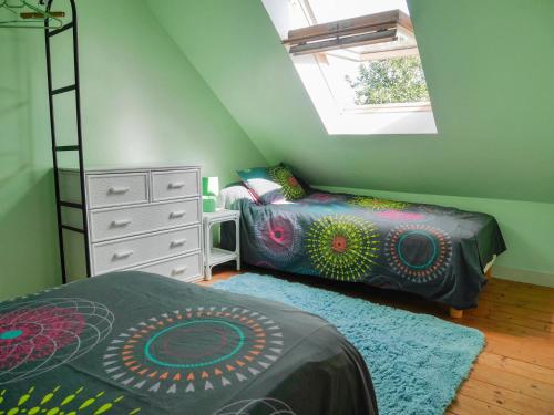 une chambre avec deux lits et une commode dans l'établissement Maison 2 ch. à Locmaria, 800m de la plage, jardin clos, animaux OK, équipements complets - FR-1-418-158, à Locmaria