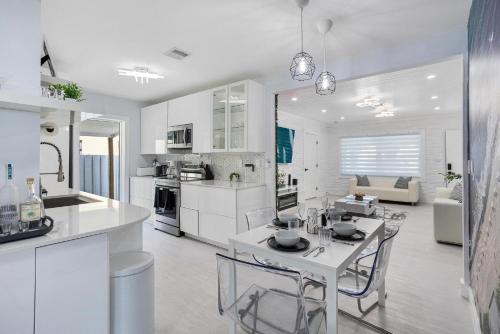 a kitchen and living room with a table and chairs at Coco Loco - Little Havana in Miami