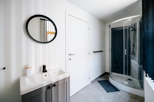 a bathroom with a sink and a shower and a mirror at Logies by Suzan in Hasselt