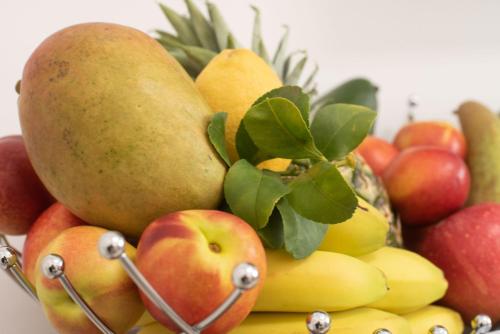a bowl of fruit with apples bananas and pears at B&B MANDORLO BIANCO in Avola