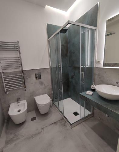Un baño con ducha, inodoro y lavabo. en Dimora Alba sul Mare, en Trani