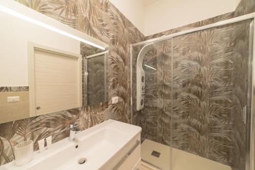 a bathroom with a sink and a mirror at B&B MANDORLO BIANCO in Avola