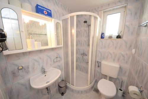 Ένα μπάνιο στο Apartman Jadra