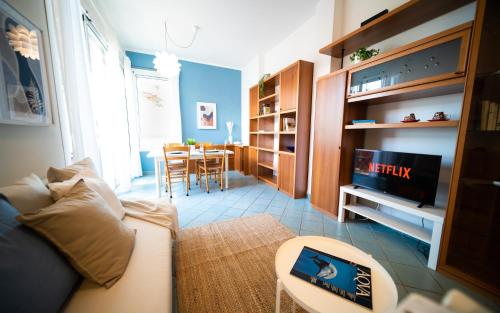een woonkamer met een bank en een tv bij [Suite con Piscina] WiFi - Netflix - Mare a 7 Min in Varazze