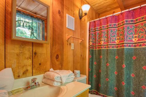 een badkamer met een douchegordijn en een wastafel bij Simply Serene #201 in Sevierville