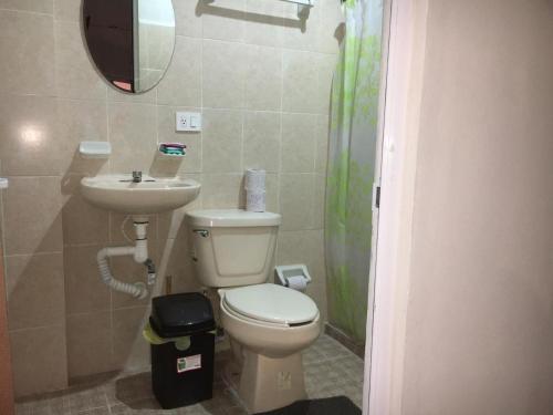 uma casa de banho com um WC e um lavatório em Deptos Santa lucia em Mérida
