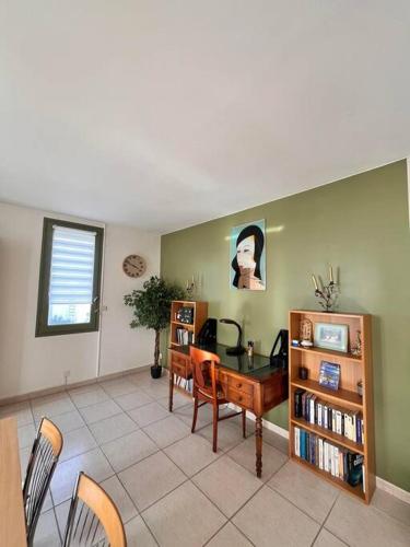 - un salon avec une table et une étagère dans l'établissement Grand Appartement lumineux, à Canet