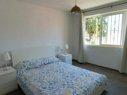 um quarto branco com uma cama e uma janela em Manilva vistas sea views em Manilva