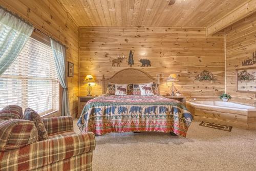 Dormitorio con cama y bañera en una cabaña de madera en Absolutely Wonderful #304, en Sevierville