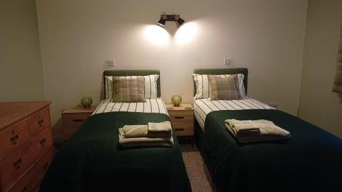 two beds sitting next to each other in a bedroom at Bowtree House Bed and Breakfast in Grantham