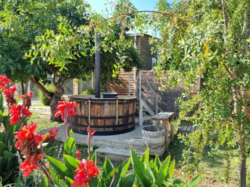 オルムエにあるPueblo Andaluz Olmuéの木製の樽風呂と花が咲く庭園