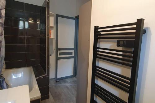 une salle de bain avec une douche, un lavabo et un miroir dans l'établissement Chez Micka, à Carcassonne