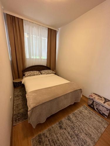 Habitación pequeña con cama y ventana en One bedroom apartment in great location, en Podgorica