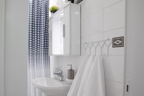 biała łazienka z umywalką i prysznicem w obiekcie Iliana's House w mieście Zipárion