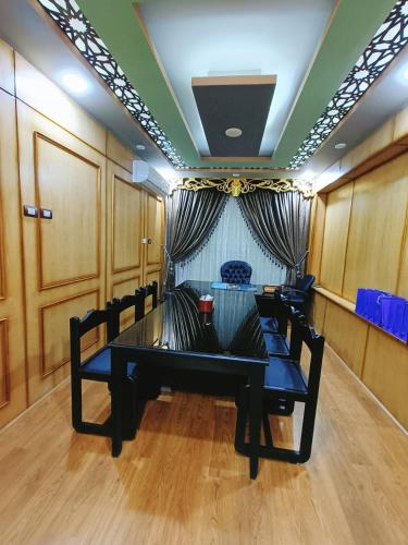 a dining room with a black table and chairs at بيت الشباب الاسماعيلية - Ismailia Youth Hostel in Ismailia