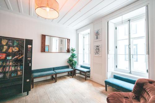 a living room with blue benches and windows at Auberge de la paix in Quebec City