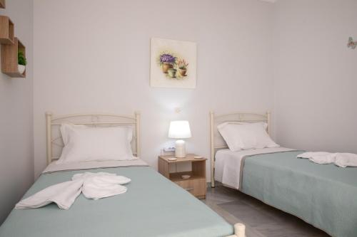two beds sitting next to each other in a bedroom at Iliana's House in Zipárion