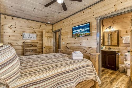 sypialnia z dużym łóżkiem i łazienką w obiekcie Sun Splash #342 w mieście Sevierville