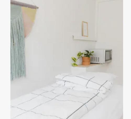 A bed or beds in a room at Værelse i rolig villakvarter, central beliggenhed