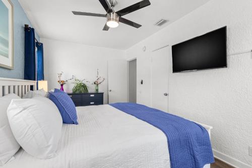 Een bed of bedden in een kamer bij Park Shore Suites at Madeira Beach