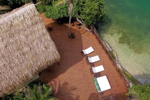 an aerial view of a house with a roof at Isla Única- Islas del Rosario in Isla Grande