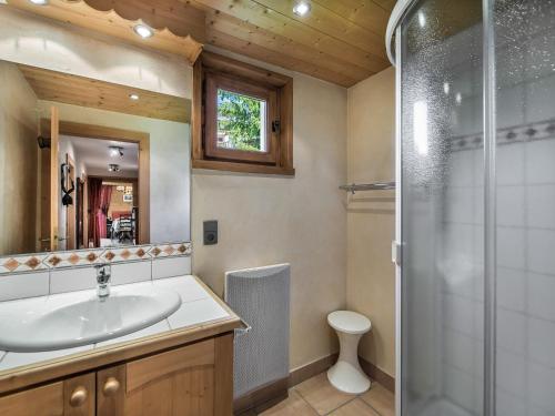 une salle de bain avec un lavabo et une douche dans l'établissement Appartement Confort 2 Chambres, Cheminée, Balcon, Garage - Megève Rochebrune - FR-1-453-195, à Megève