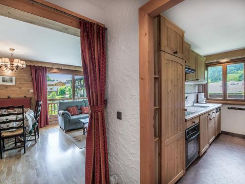 une cuisine avec une porte s'ouvrant sur un salon dans l'établissement Appartement Confort 2 Chambres, Cheminée, Balcon, Garage - Megève Rochebrune - FR-1-453-195, à Megève