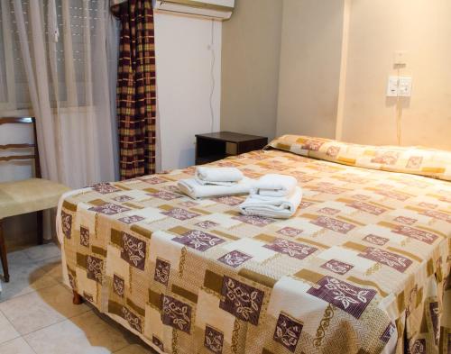 Tempat tidur dalam kamar di San Remo Grand Hotel