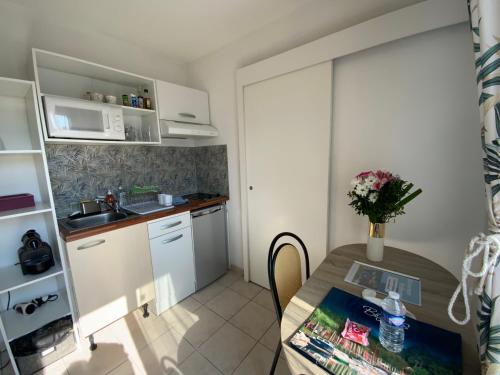 Kuchyň nebo kuchyňský kout v ubytování Chambre au coeur du Bassin