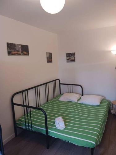 - une chambre avec un lit à rayures vertes et blanches dans l'établissement studio cool, à Bonsecours