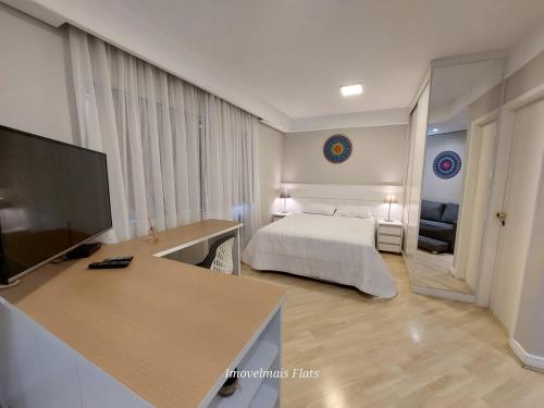 サンパウロにあるBienal Ibirapueraのベッドルーム1室(ベッド1台、デスク、テレビ付)