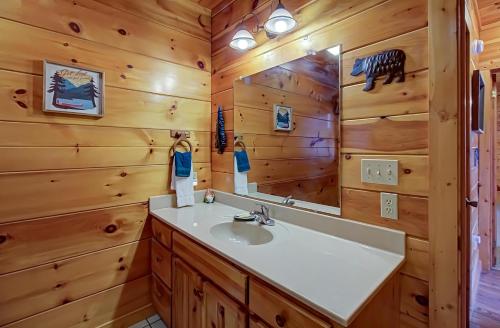 y baño con lavabo y espejo. en Bearview Heights #244, en Townsend