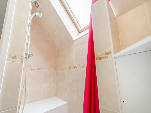 Boosbeck的住宿－The Cottage - Uk43952，带淋浴和红色淋浴帘的浴室