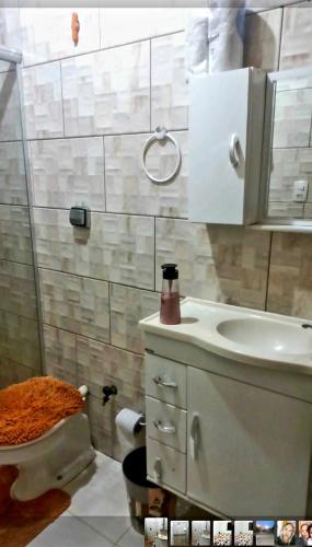 y baño con aseo, lavabo y ducha. en POUSADA CASA AMARELA, en Chapada dos Guimarães