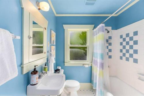 西雅圖的住宿－Enchanted Path to a Gardenscape - 92 Walkscore!，蓝色的浴室设有卫生间和水槽