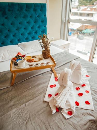 a tray of food on a bed with a tray of food at Diamond Hotel & Restaurant Ulcinj in Ulcinj