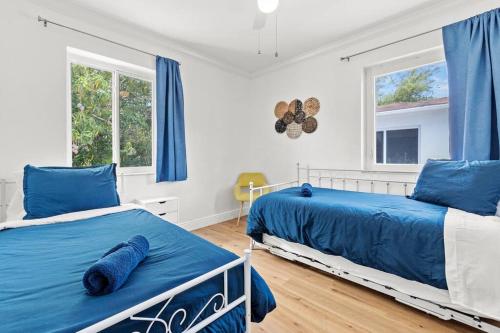 Llit o llits en una habitació de Comfy & Updated Apartment centrally located minutes away from everything!
