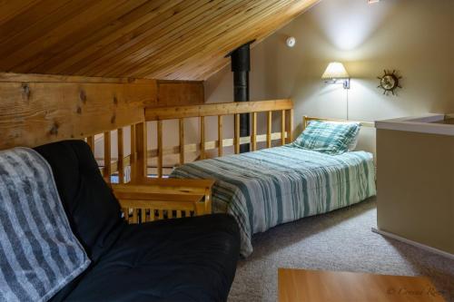 1 dormitorio con 2 camas y 1 sofá en una habitación en Escape To Ptarmigan Village 25, en Whitefish