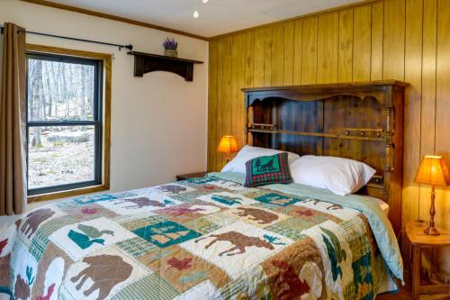 ein Schlafzimmer mit einem Bett mit einer bunten Decke in der Unterkunft Alpine Lake Resort Cabin Rental with Pool Access! in Terra Alta